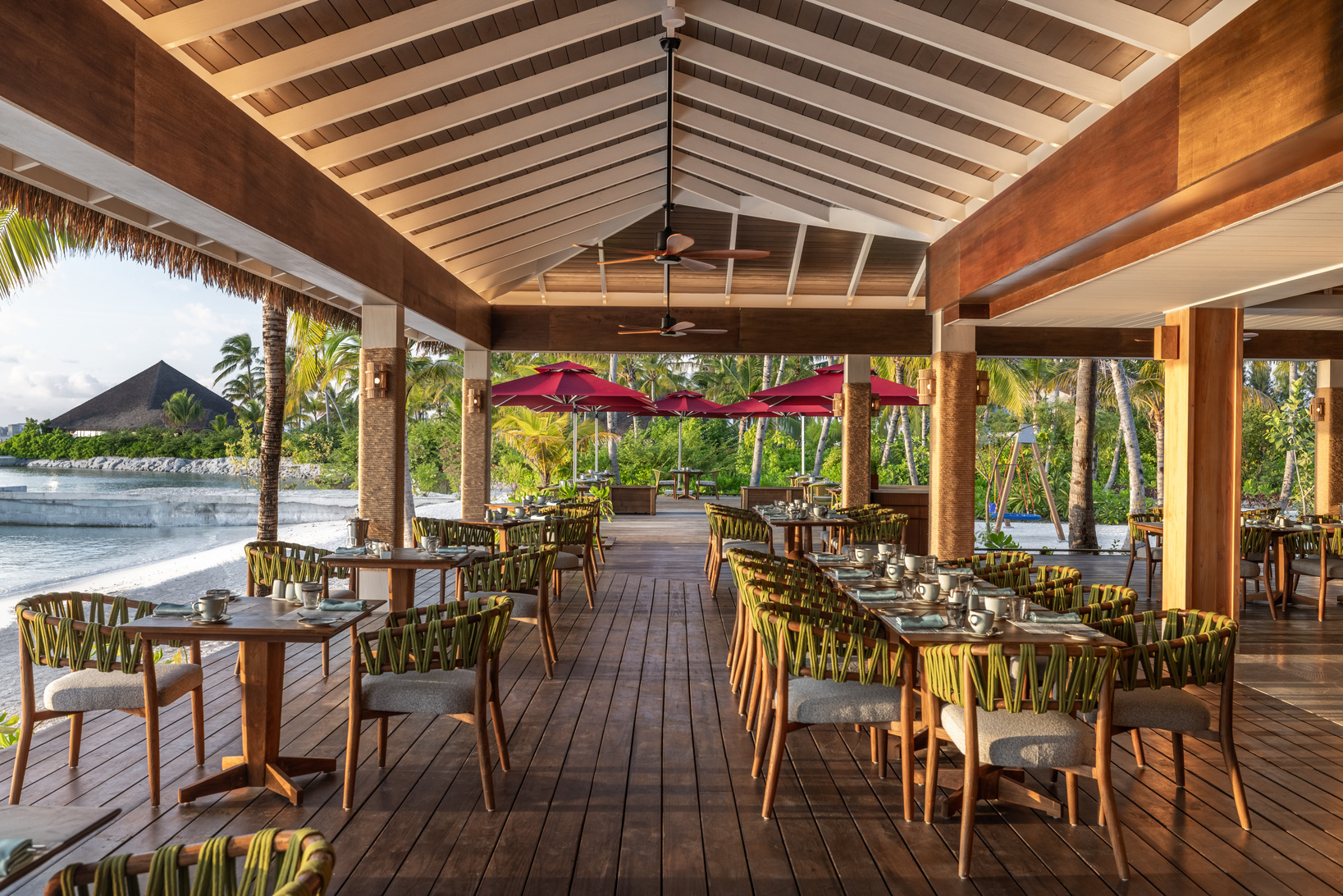 Baraveli dining setting